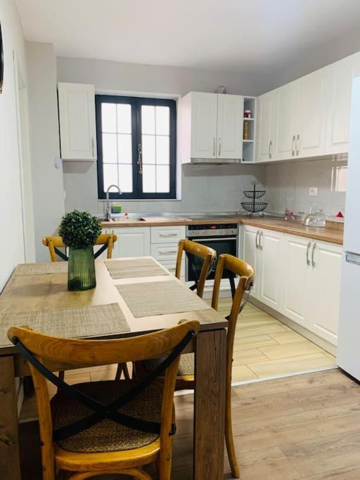 Appartement Spacious In A Trendy Neighborhood Tirana